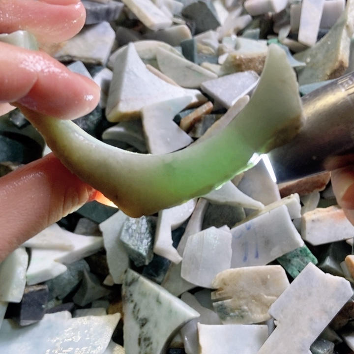 翡翠颈饰未镶嵌天然翡翠