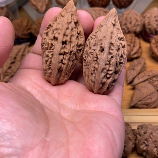 桃核把件蚂蚁纹柳叶