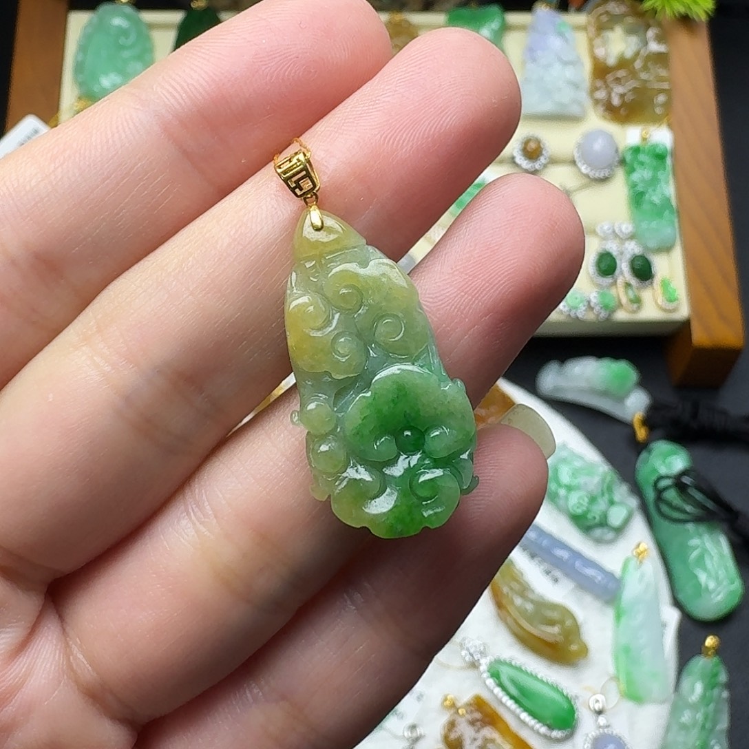 翡翠18K金镶嵌颈饰