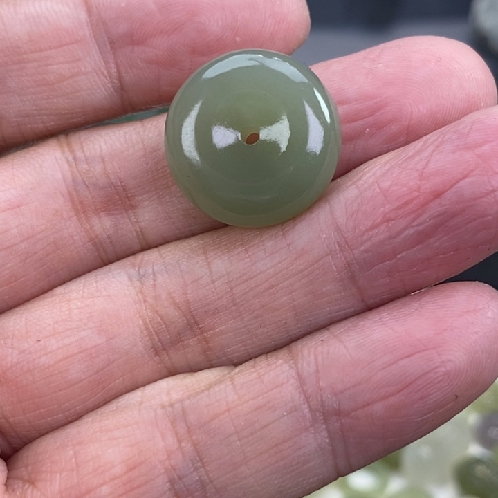 和田玉颈饰未镶嵌知***…