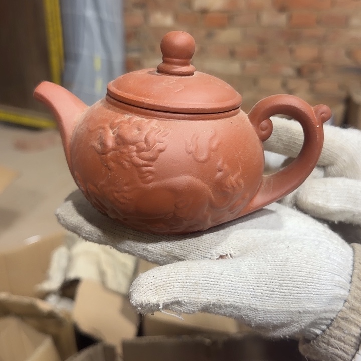 库存微瑕紫砂壶一个