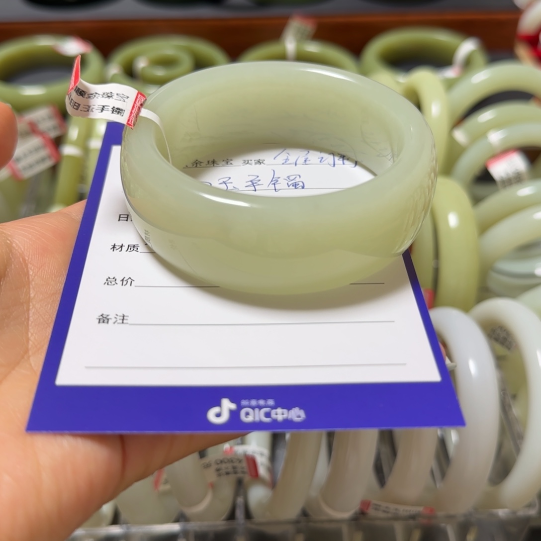 和田玉手镯未镶嵌全****门