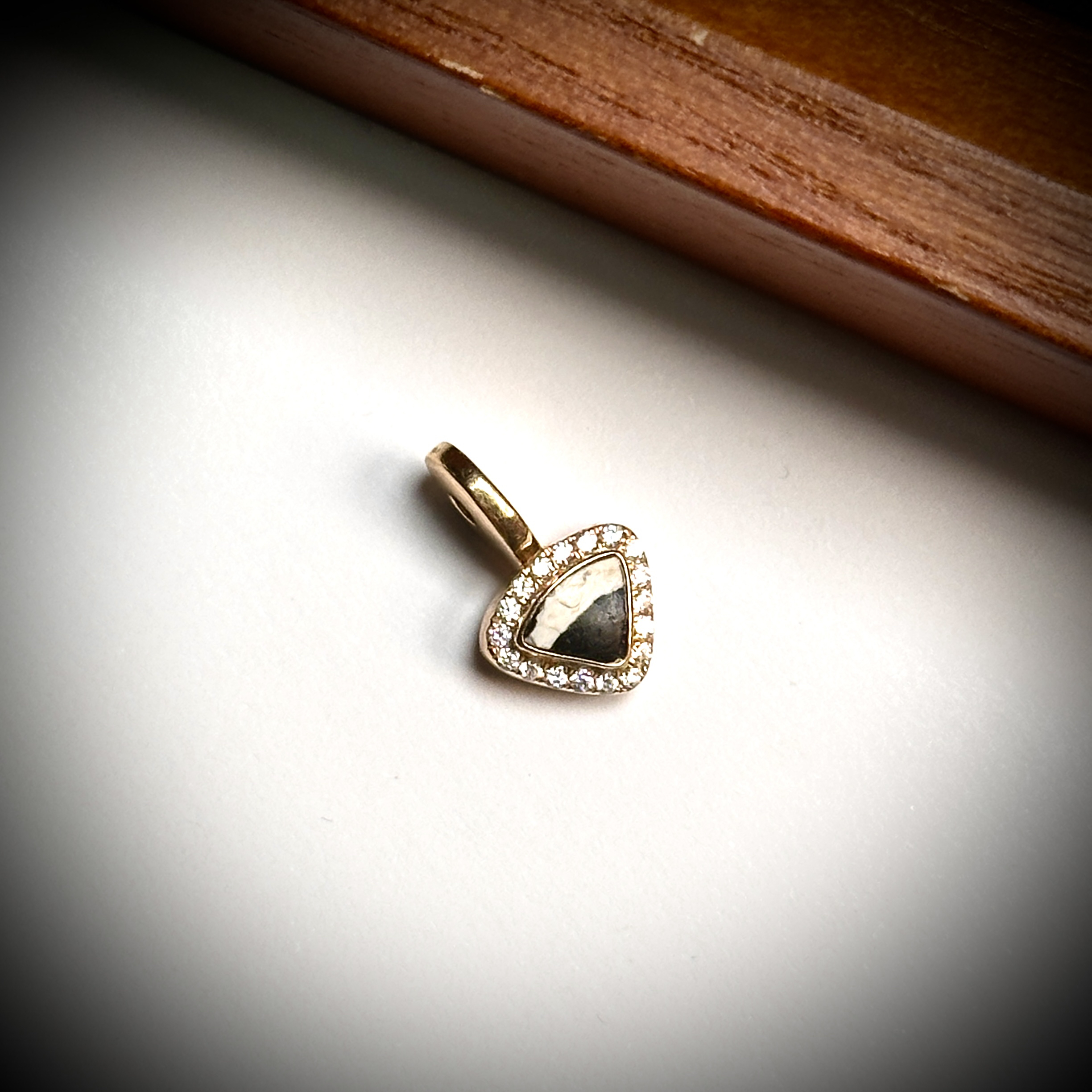 黑白三角古珠侧挂 18k 8.6/13.7 环卡5.9