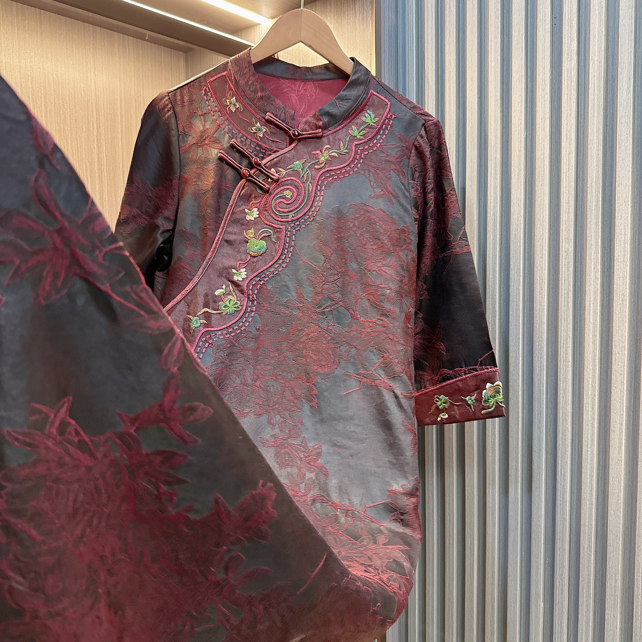 尘曲-新中式立领斜襟刺绣连衣裙