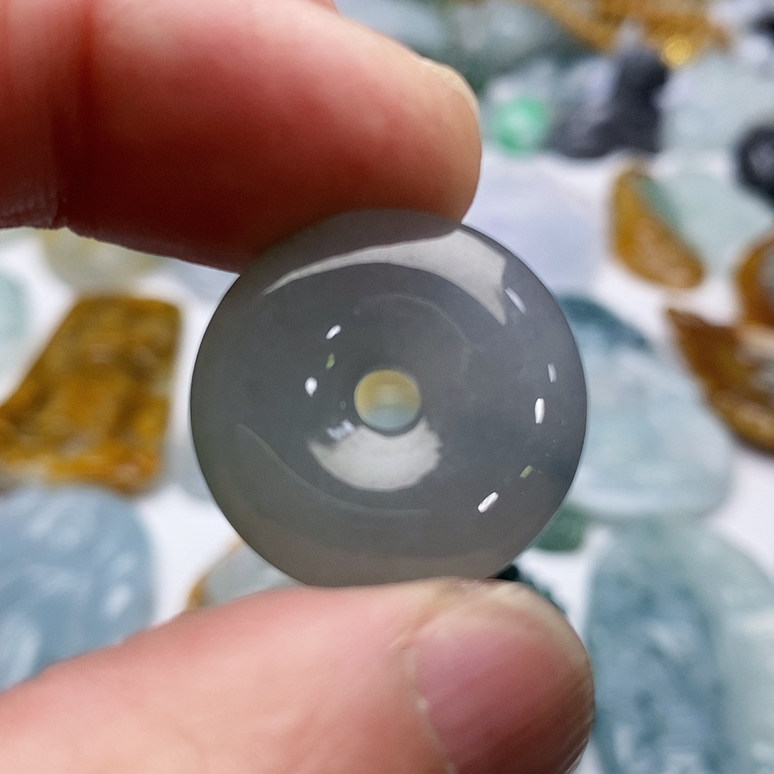 翡翠颈饰未镶嵌平安扣