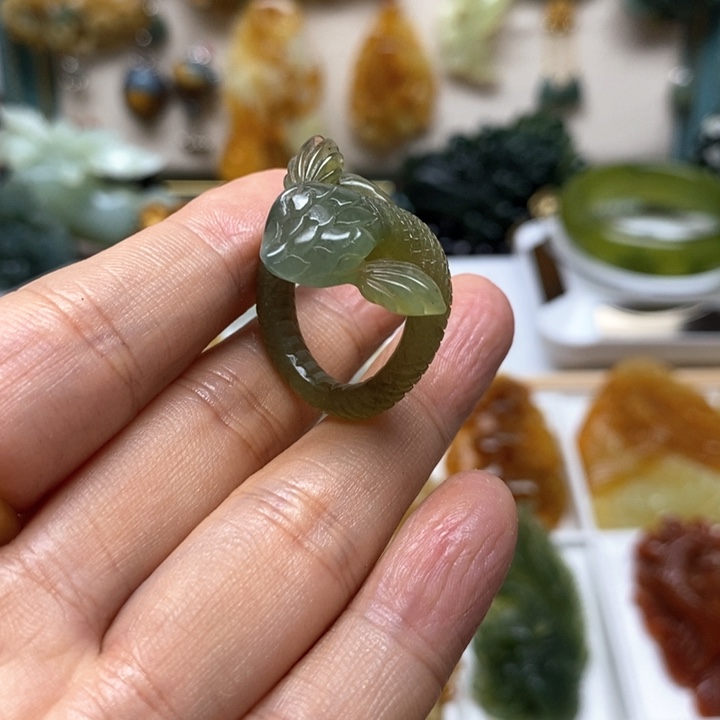 蛇纹石玉戒指未镶嵌毒**?