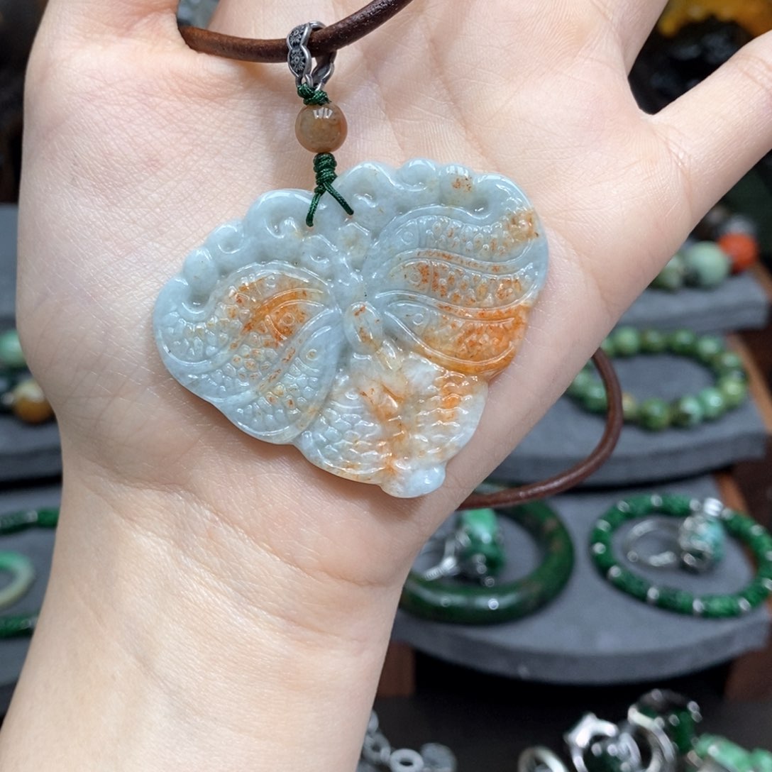 翡翠颈饰未镶嵌漂亮美眉