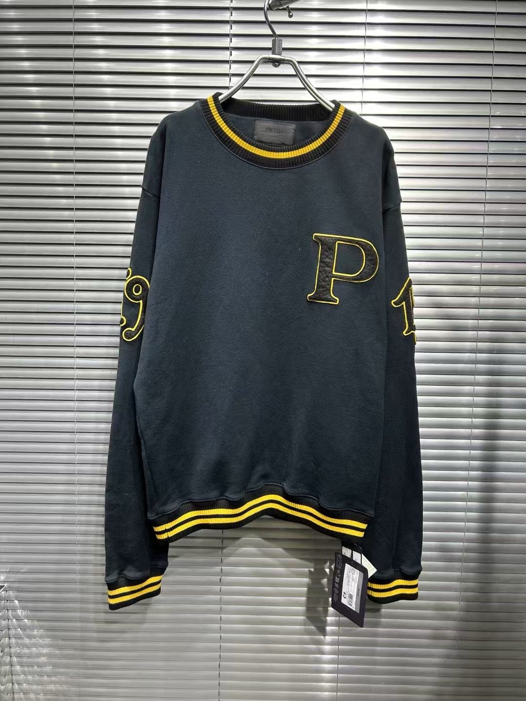 未使用 Prada/普拉达 24fw爆款胸前手臂刺绣植绒拼色卫衣/m码