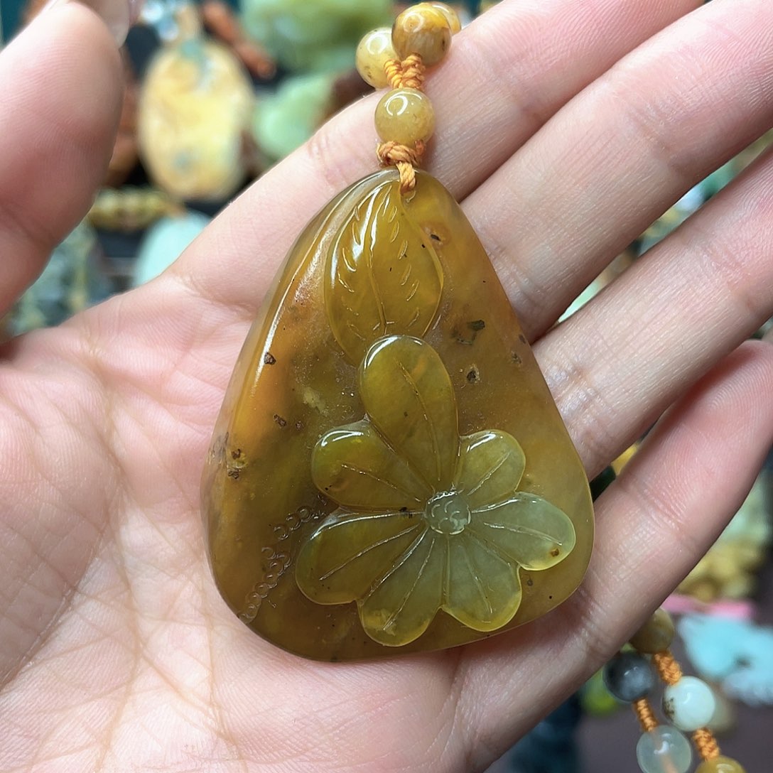 蛇纹石玉颈饰未镶嵌