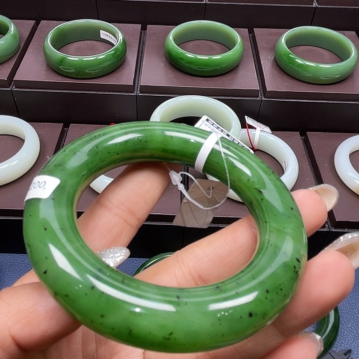 和田玉（碧玉）未镶嵌手镯