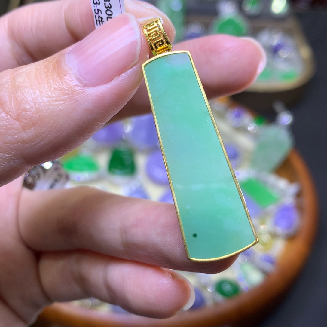 翡翠颈饰18K金镶嵌翡翠吊坠项链