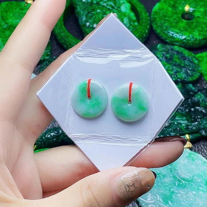 翡翠未镶嵌颈饰多样性