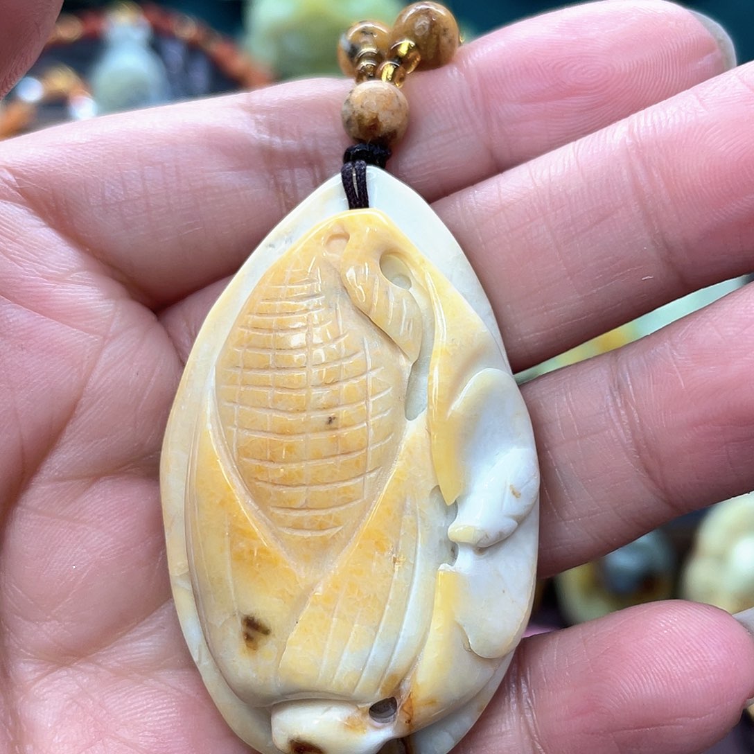 蛇纹石玉颈饰未镶嵌