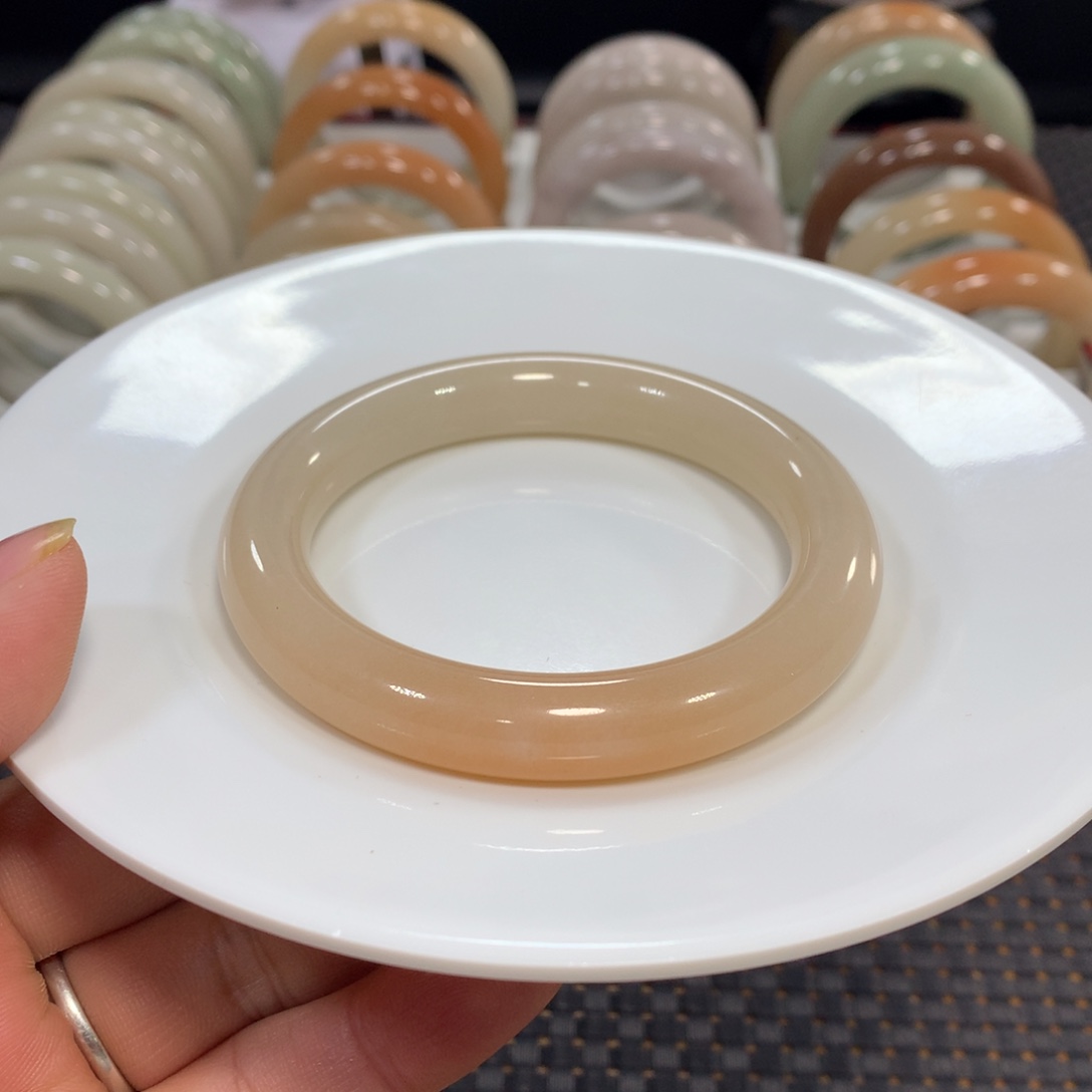 石英质玉（佘太翠）未镶嵌手镯60.7糖圆条7号