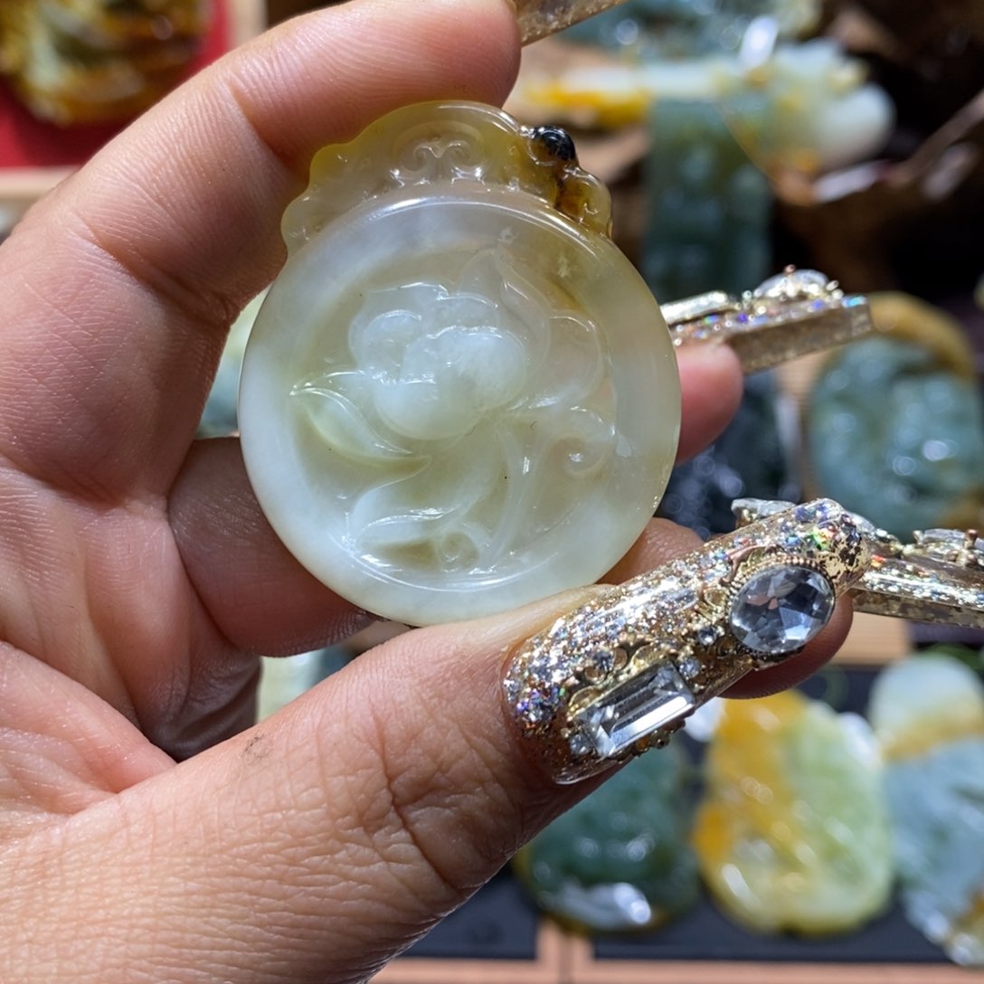 蛇纹石玉颈饰未镶嵌