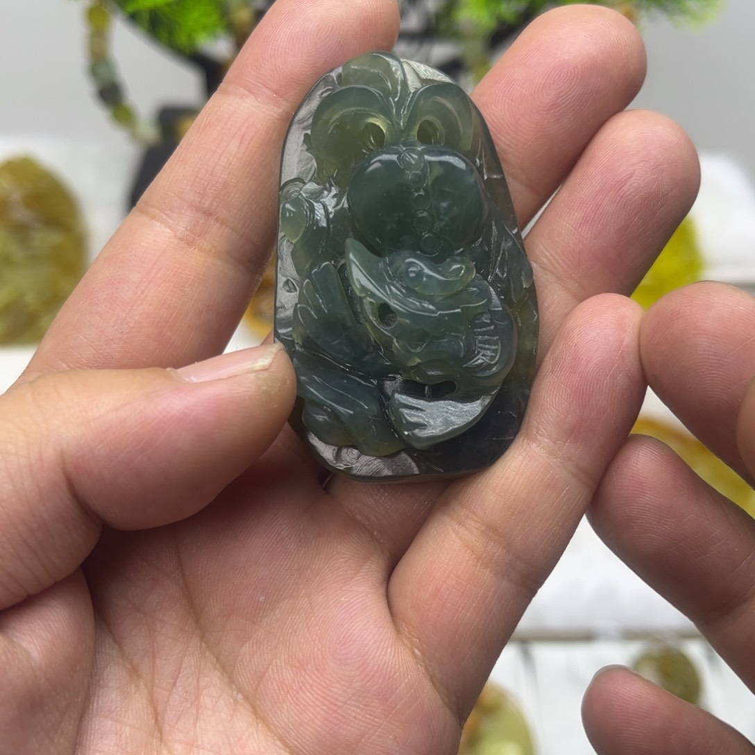 蛇纹石玉颈饰未镶嵌