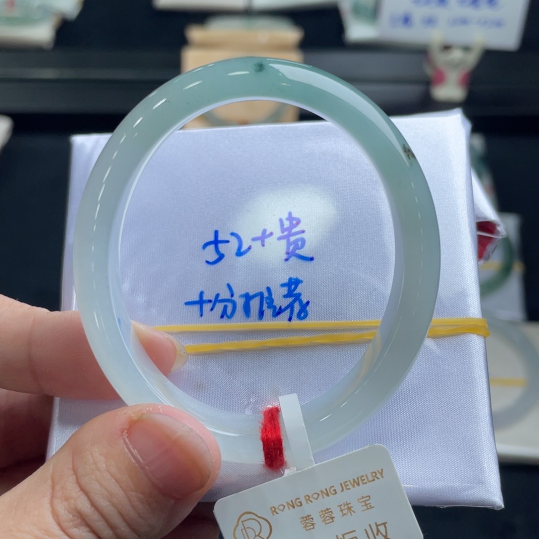 翡翠手镯未镶嵌不**儿翡翠手镯