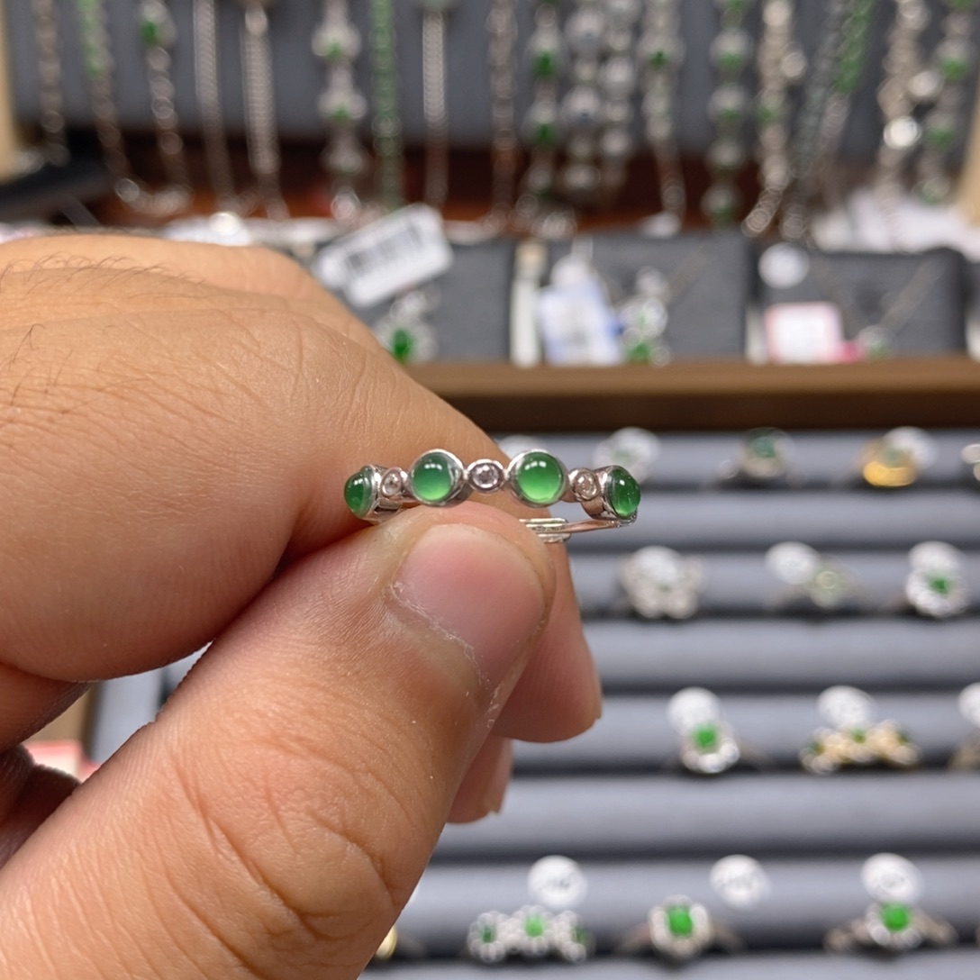 翡翠颈饰银S925镶嵌翡翠戒指