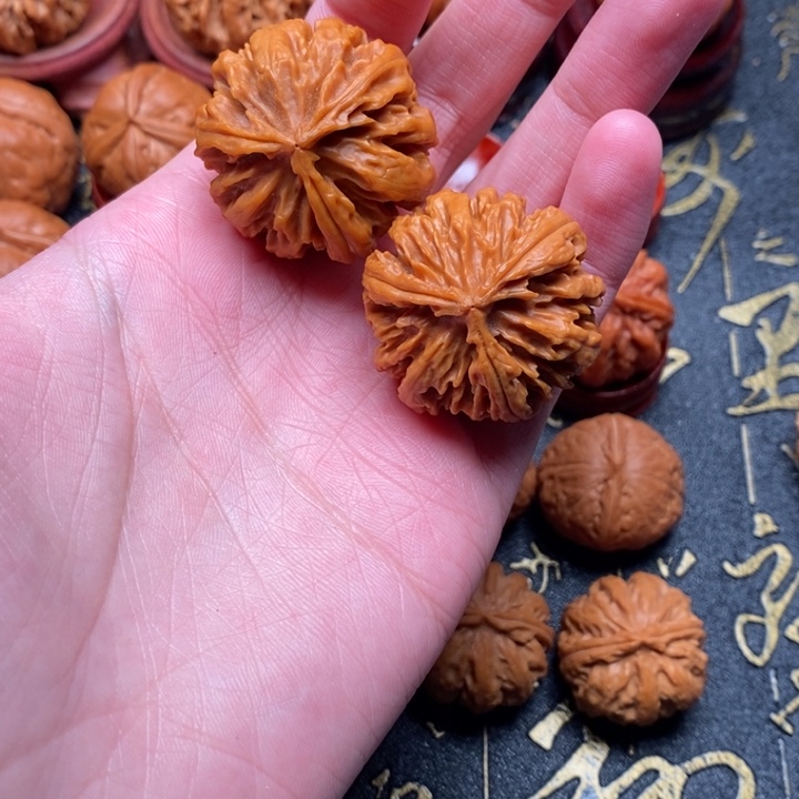 中***油文玩核桃吊坠三棱 