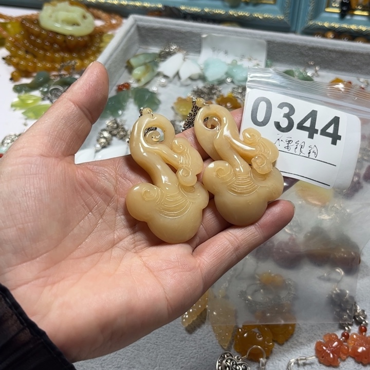 焱***熹蛇纹石玉未镶嵌耳饰