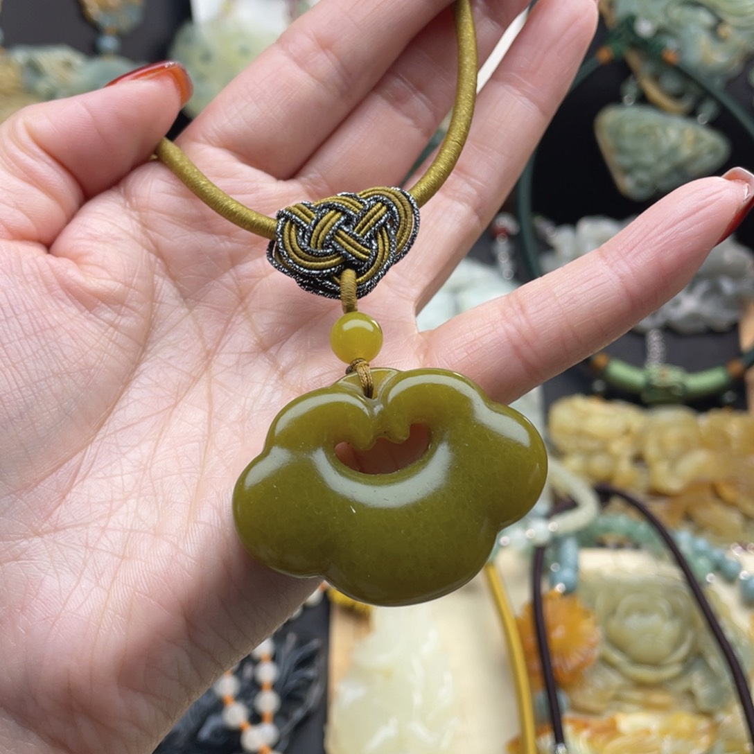 蛇纹石玉颈饰未镶嵌
