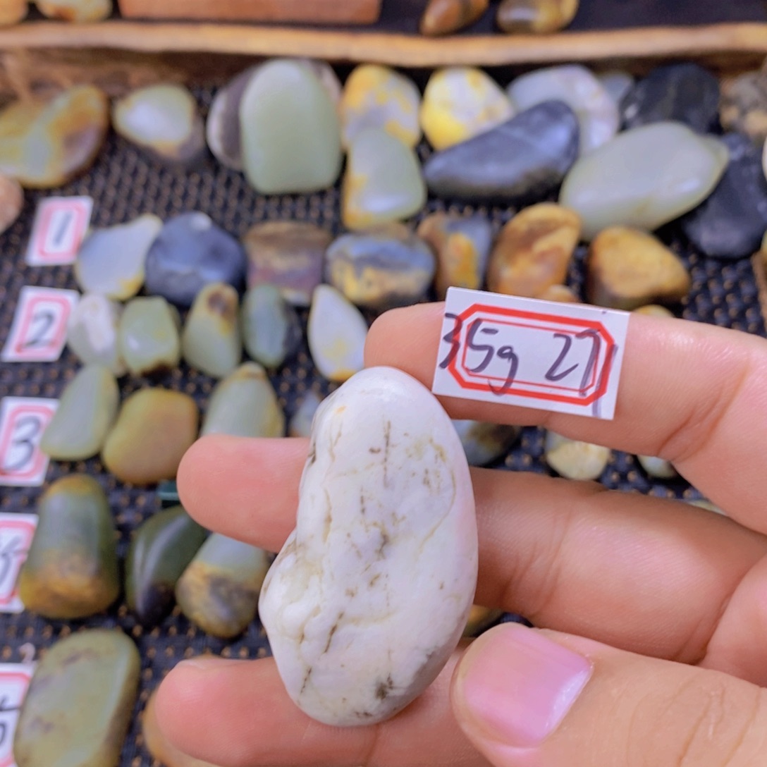 颈饰未镶嵌和田玉（糖玉）