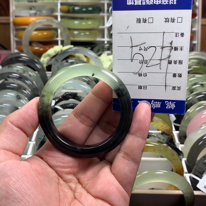 蛇纹石玉未镶嵌手镯