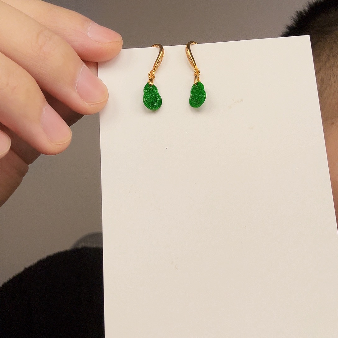 翡翠未镶嵌颈饰一对