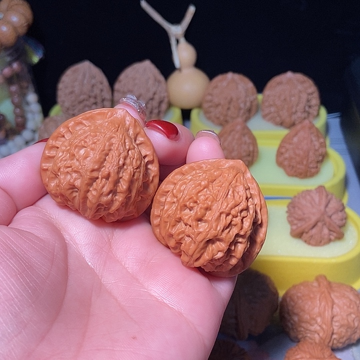 文玩核桃吊坠金牛