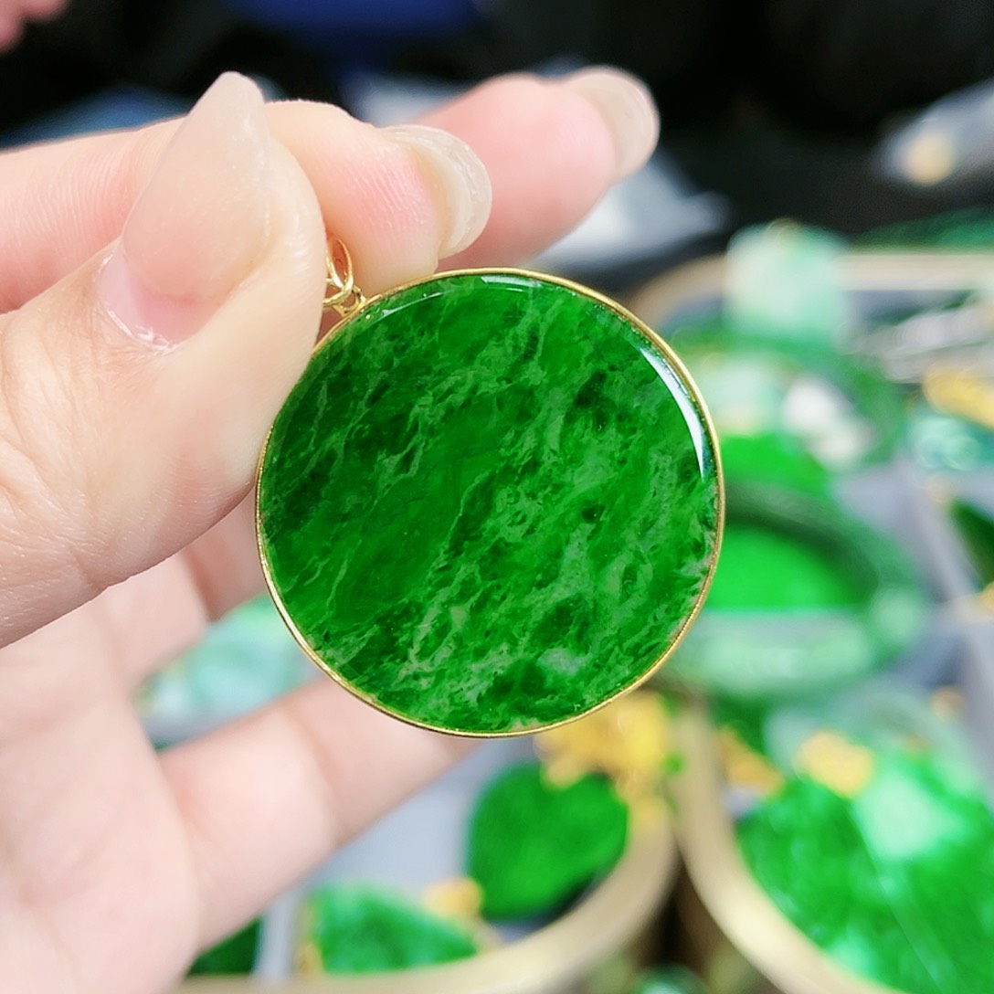 翡翠颈饰18K金镶嵌吊坠