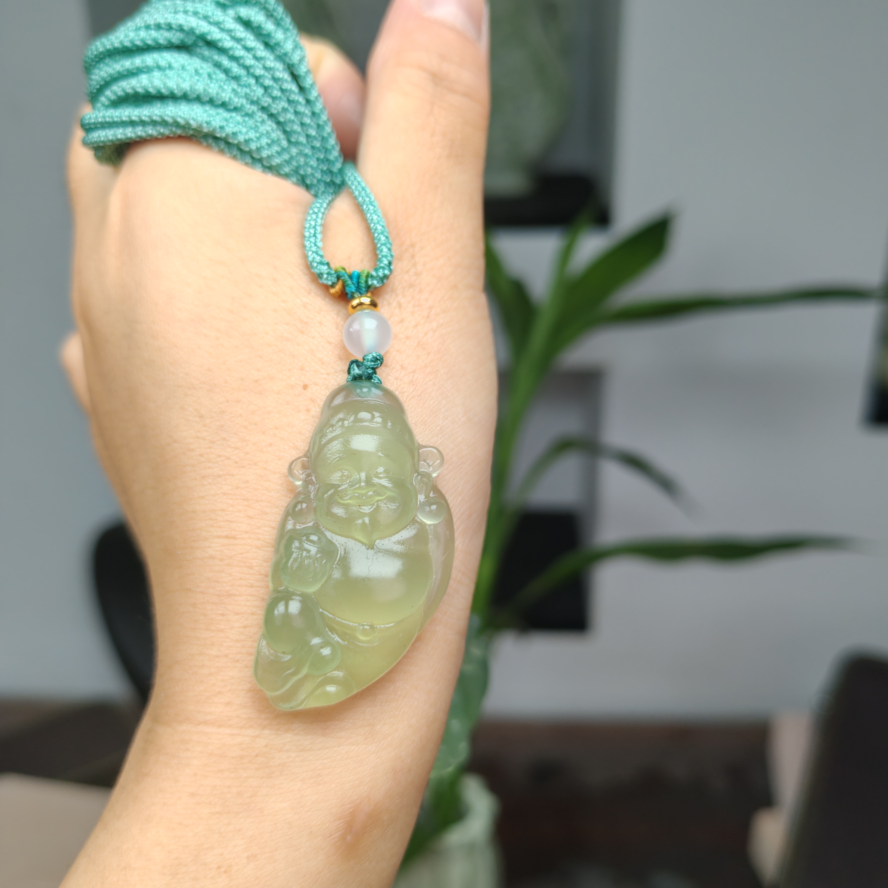 岫玉上品精美葡萄肉财神（绳子款式）