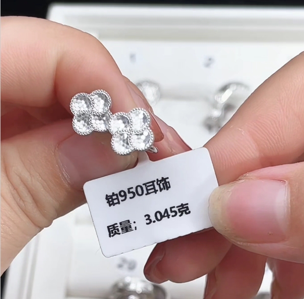 PT950铂金耳饰   直播间展示发一对 3.04g  弯钩耳钉