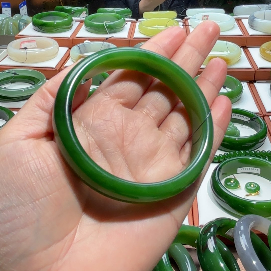 和田玉手镯未镶嵌