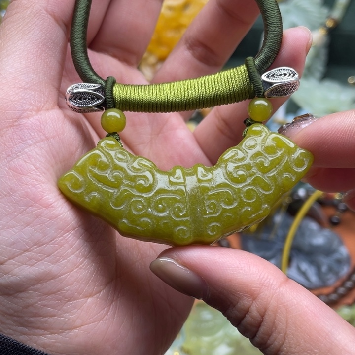 蛇纹石玉吊坠合金