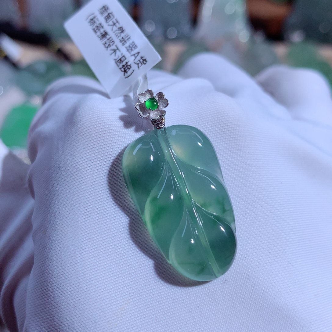 翡翠颈饰18K金镶嵌叶子