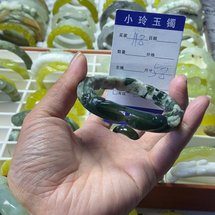 蛇纹石玉未镶嵌手镯