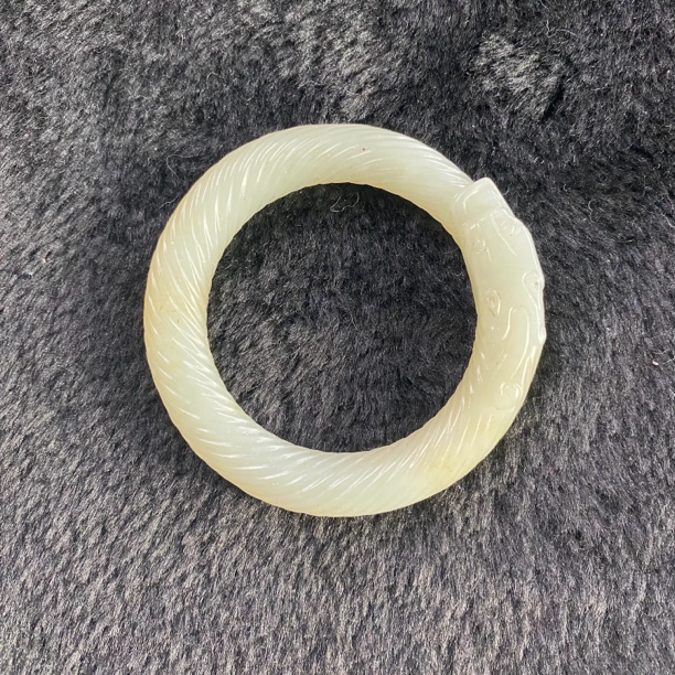 8D23清白玉咬尾龙绞丝环