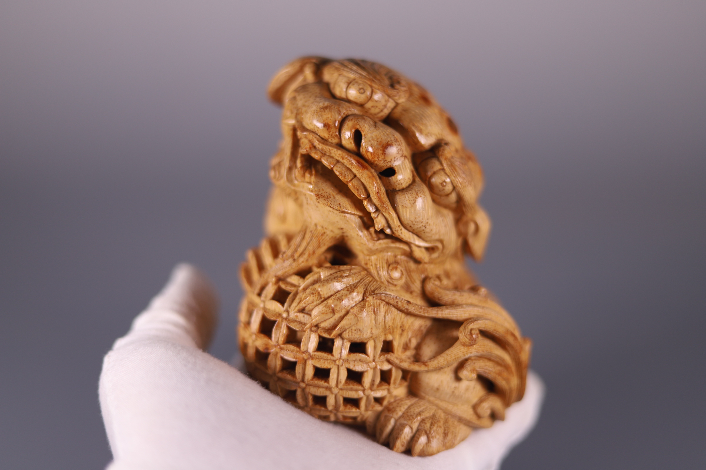 名家杨国强省大师狮子抱绣球竹根雕摆件手把件文玩