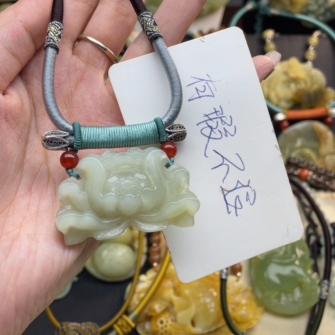 蛇纹石玉颈饰未镶嵌