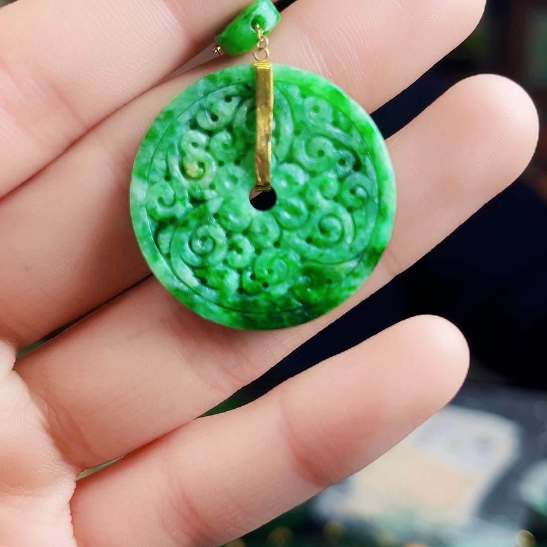 颈饰18K金镶嵌翡翠多样性