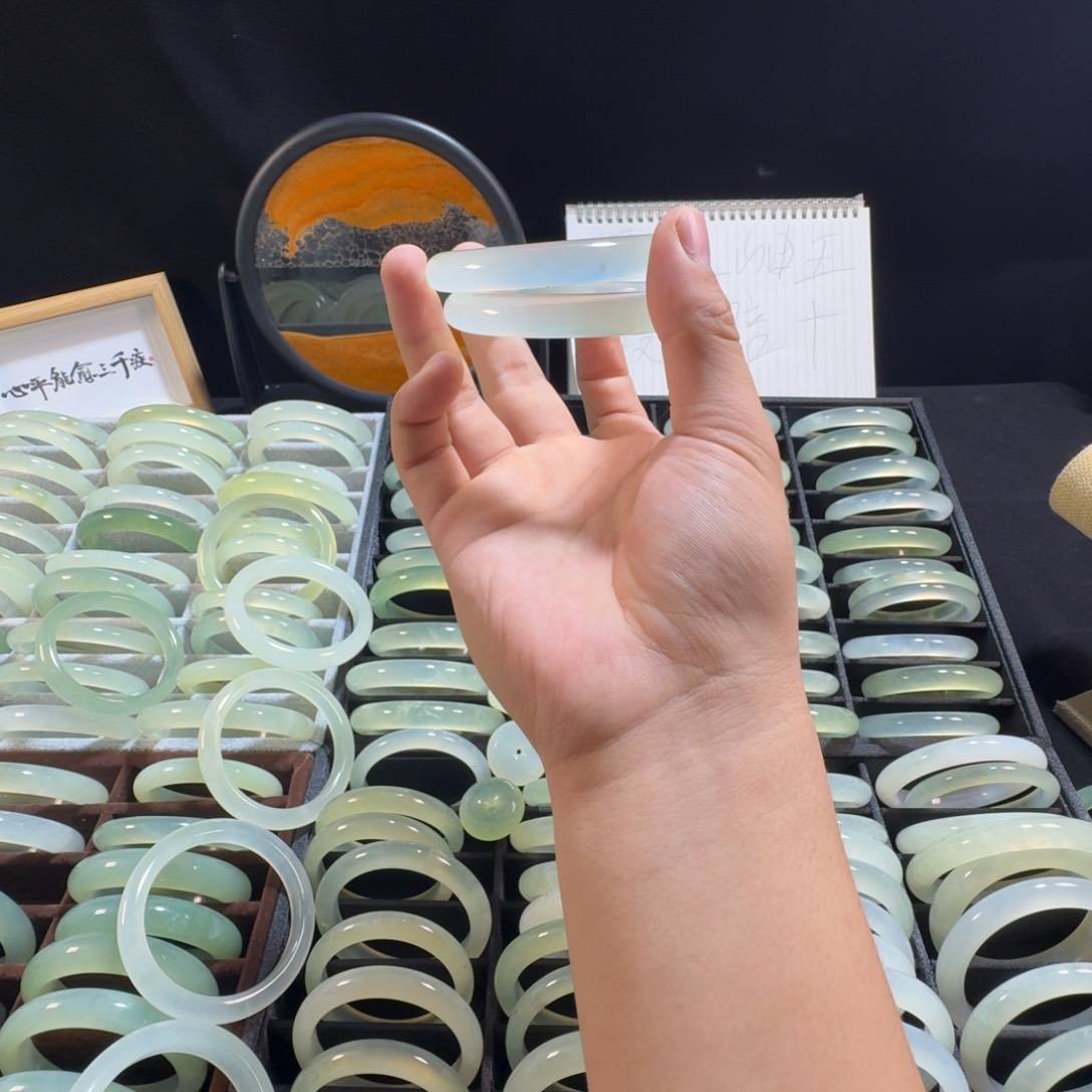 淼***哥蛇纹石玉未镶嵌手镯