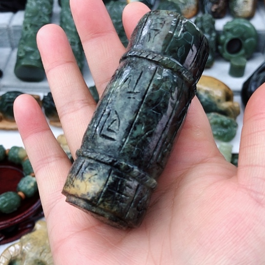 未镶嵌岫岩河磨玉（透闪石质玉）把件