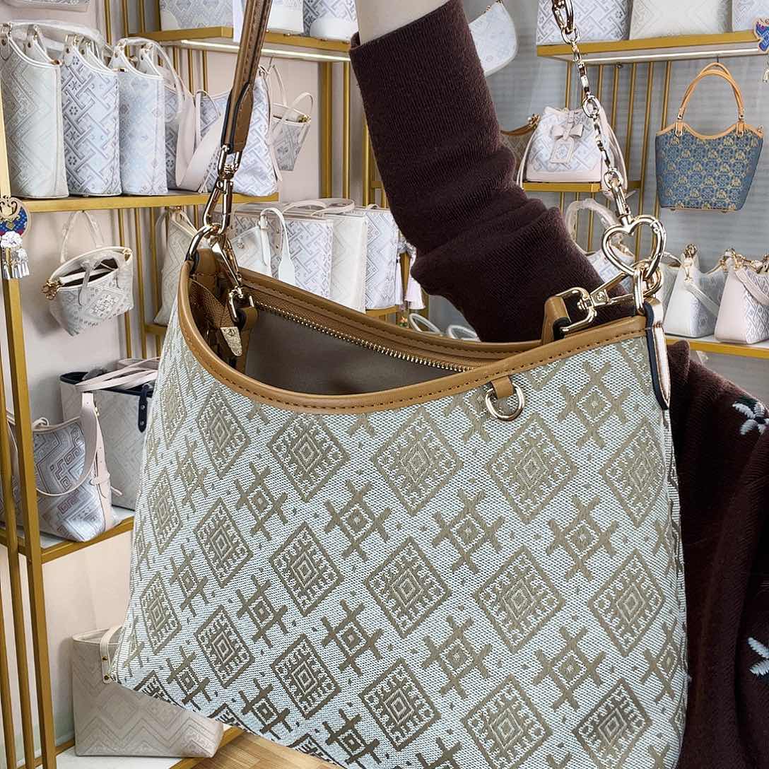 蚕丝井字纹大流浪包