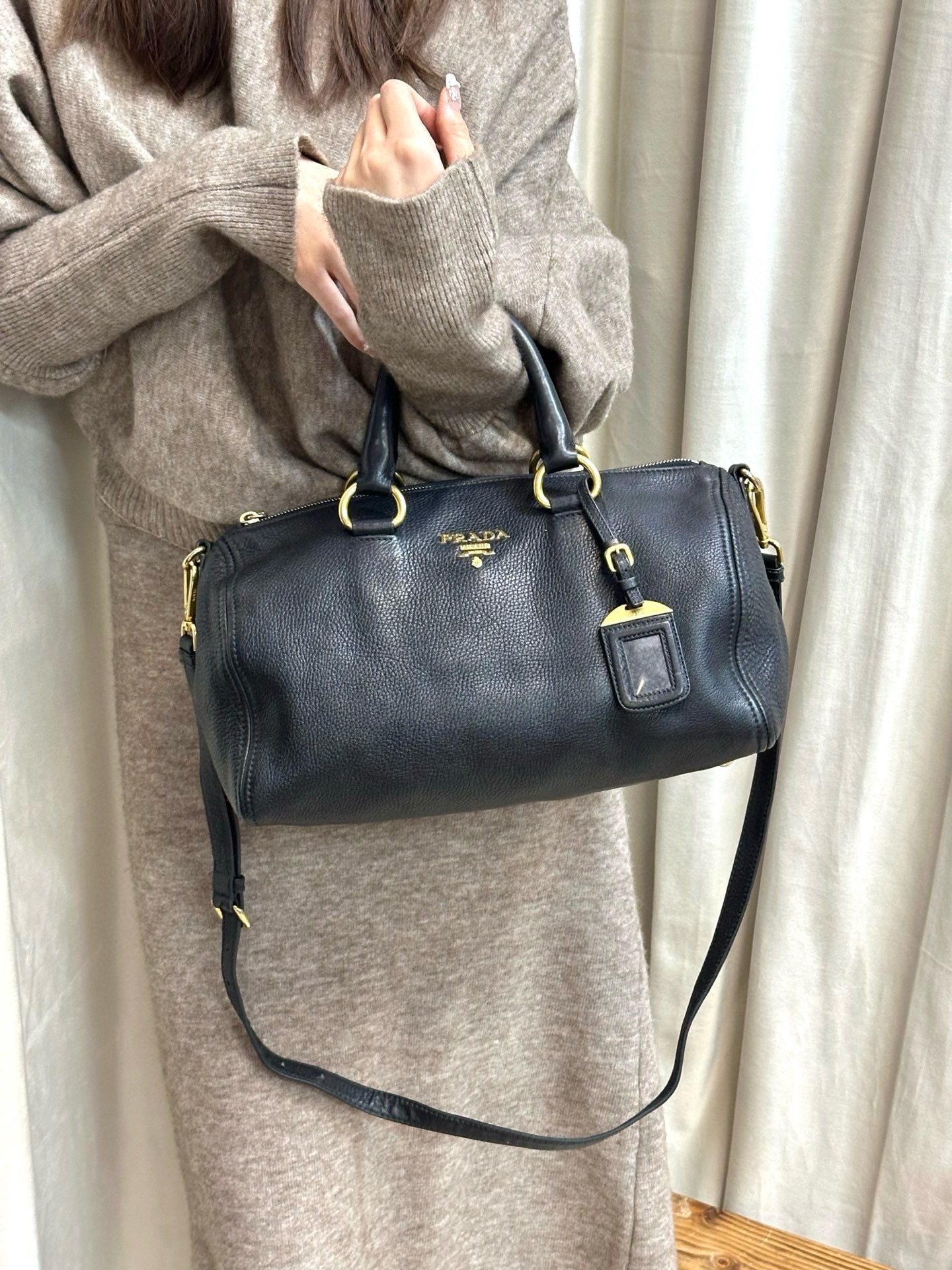 95新 Prada/普拉达 prada 黑色荔枝牛波士顿斜挎包