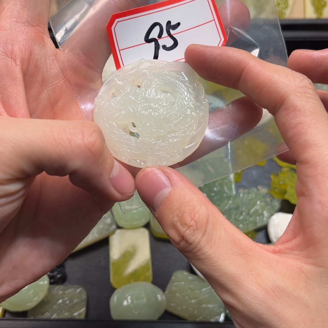 蛇纹石玉颈饰合金