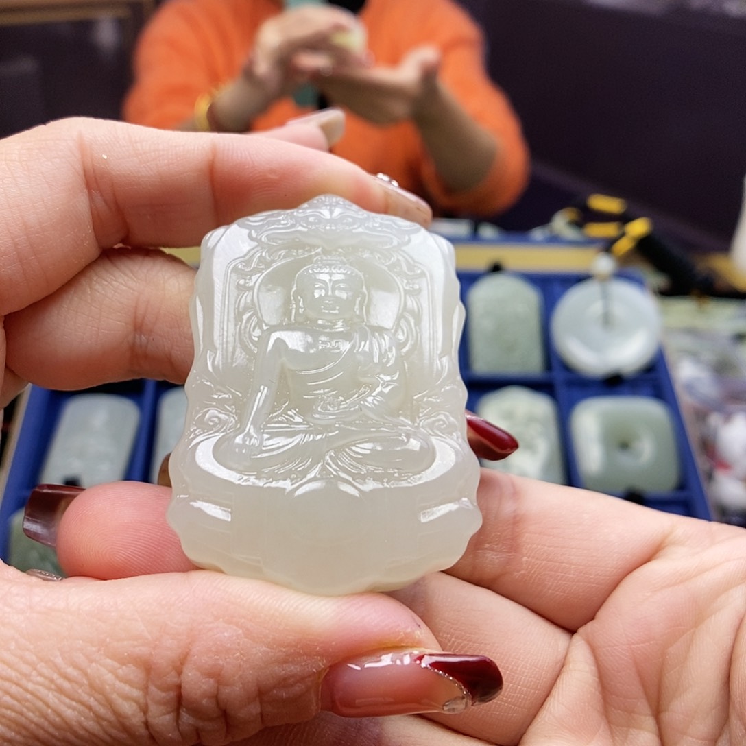 和田玉颈饰未镶嵌红**阳