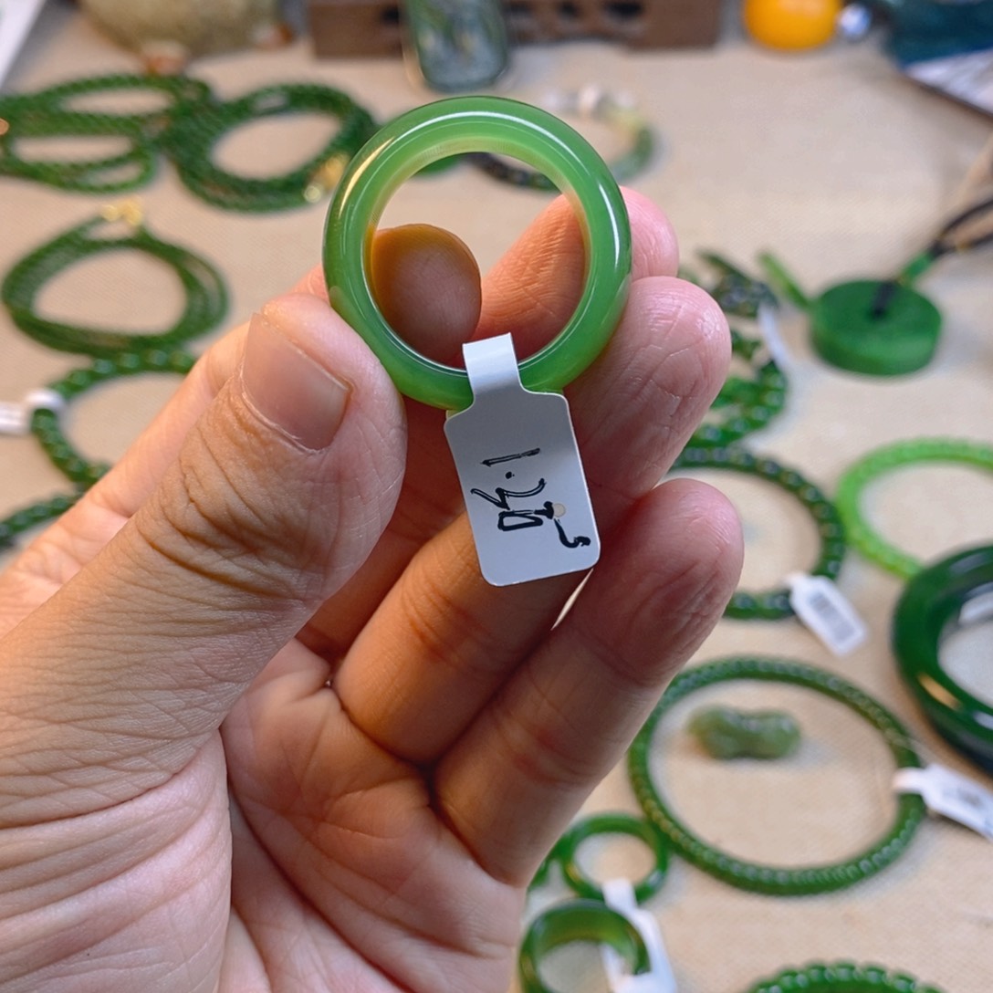 雷***生和田玉未镶嵌颈饰