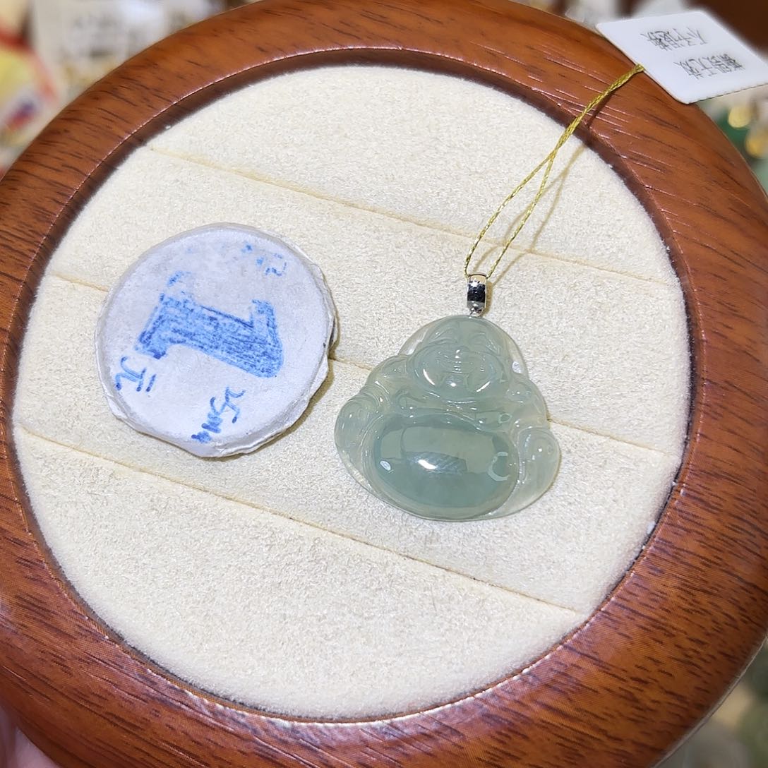 李***i翡翠18K金镶嵌颈饰佛公