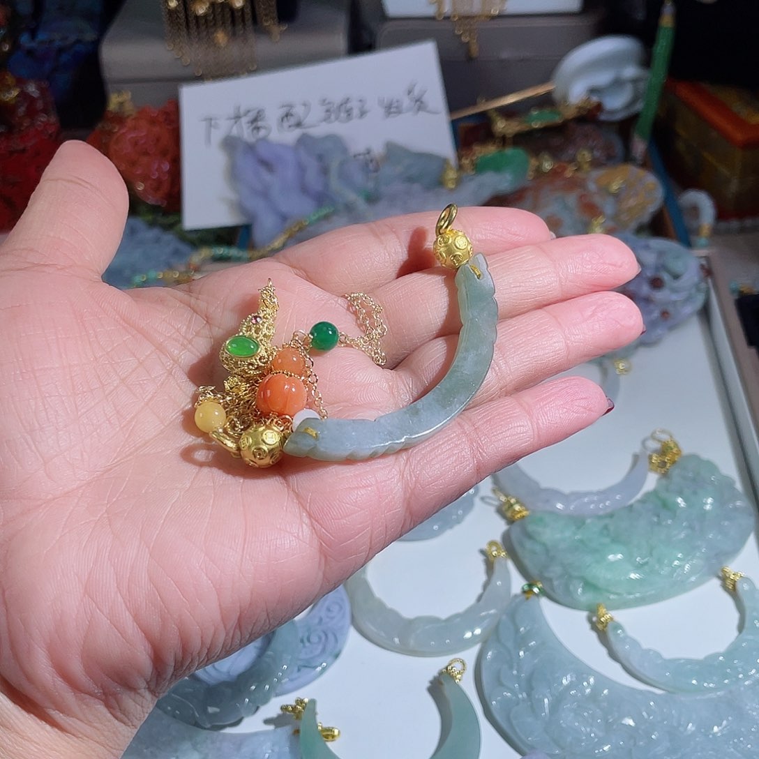 翡翠颈饰未镶嵌?****翡翠冰条吊坠