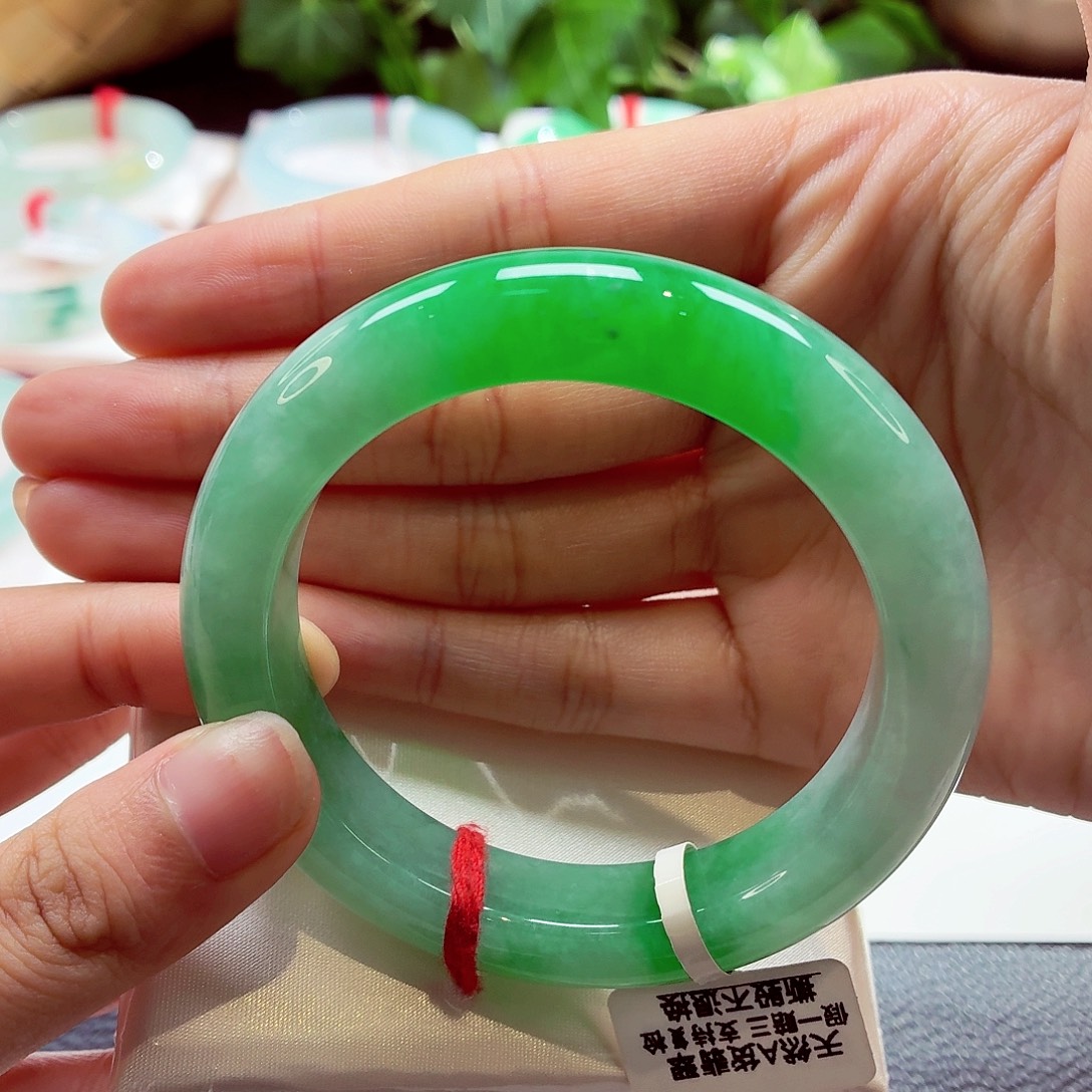 莉***儿翡翠未镶嵌手镯54.9泥鳅背 细糯冰辣绿分单1